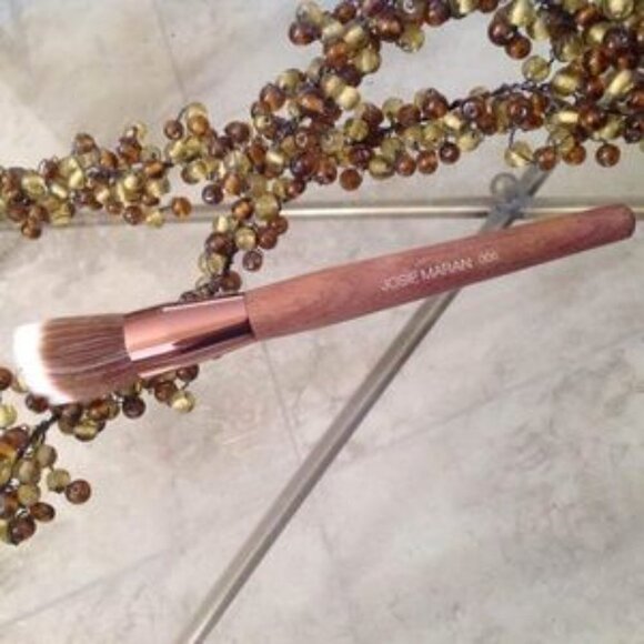 Josie Maran Vibrancy Foundation Brush (005) / FULL SIZE / BRAND NEW - Picture 1 of 5
